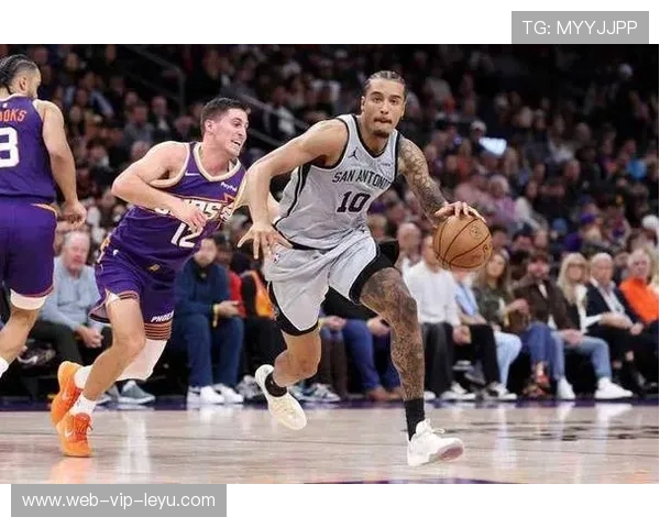 布克：赛前就讨论过赢下马刺争取连胜，球队更衣室氛围很棒，布克比赛视频